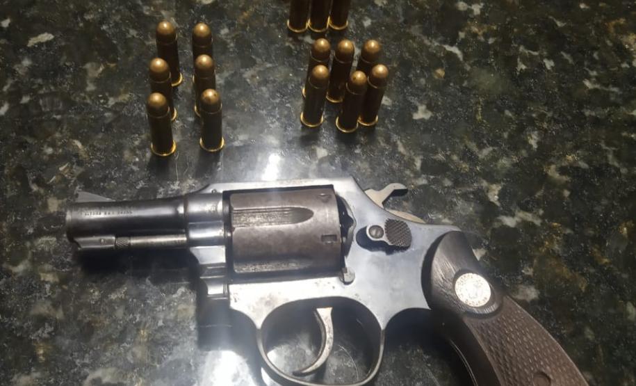 Dois homens são presos pela PM no Oeste do estado; ações distintas resultam na apreensão duas armas de fogo Dois homens são presos pela PM no Oeste do estado; ações distintas resultam na apreensão duas armas de fogo