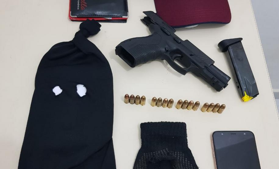 Dois homens são presos pela PM no Oeste do estado; ações distintas resultam na apreensão duas armas de fogo Dois homens são presos pela PM no Oeste do estado; ações distintas resultam na apreensão duas armas de fogo