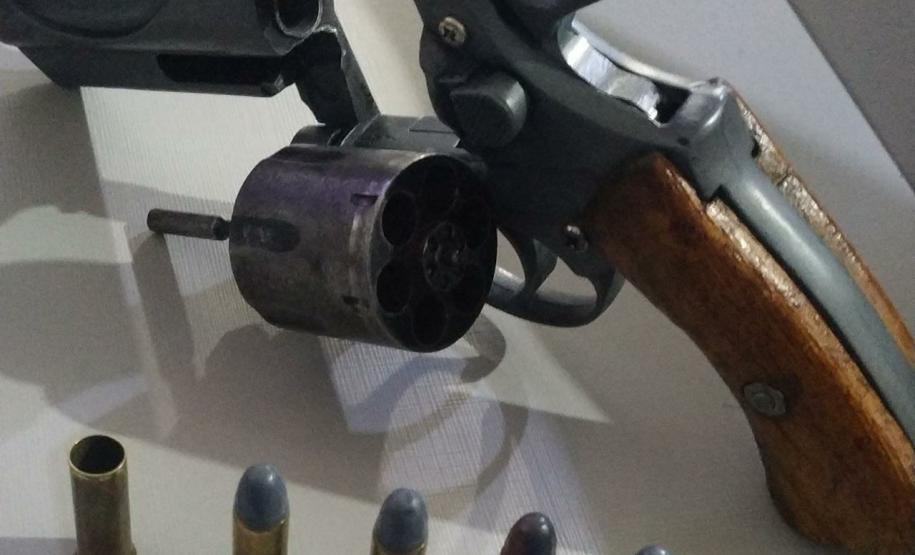 Folga não impede que policiais ajam para assegurar a integridade de clientes dentro de um estabelecimento de Cascavel Folga não impede que policiais ajam para assegurar a integridade de clientes dentro de um estabelecimento de Cascavel