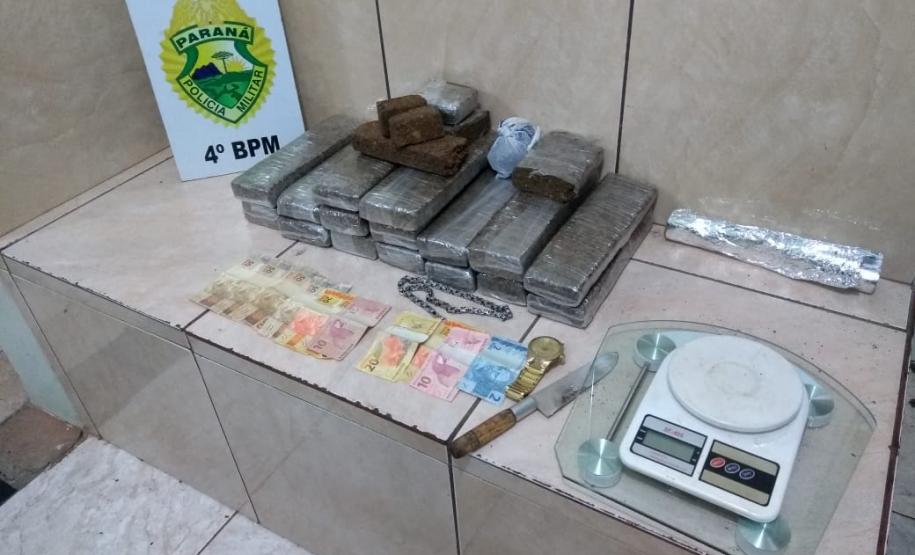 Drogas e materiais utilizados para o tráfico de drogas são apreendidos dentro de uma casa em Maringá (PR) Drogas e materiais utilizados para o tráfico de drogas são apreendidos dentro de uma casa em Maringá (PR)