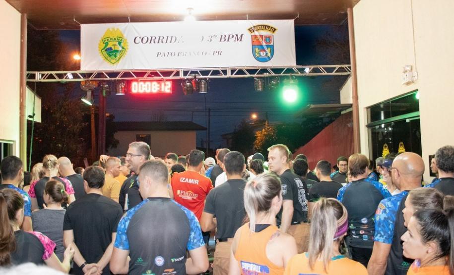 Em comemoração ao 61º aniversário da unidade, 3º Batalhão da PM organiza corrida noturna e chega a reunir mais de 700 pessoas em Pato Branco (PR)