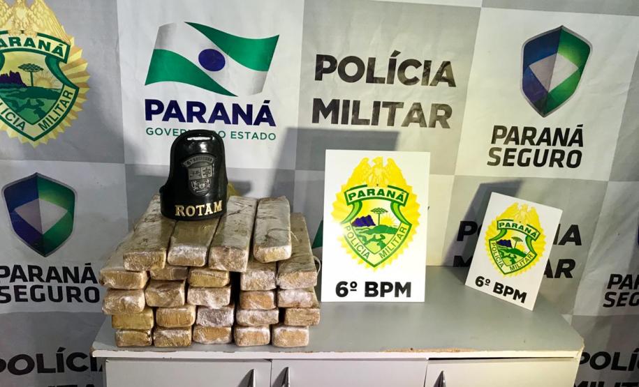 Mais de 27 quilos de maconha são apreendidos pela PM dentro de ônibus de viagem no Oeste do estado Mais de 27 quilos de maconha são apreendidos pela PM dentro de ônibus de viagem no Oeste do estado