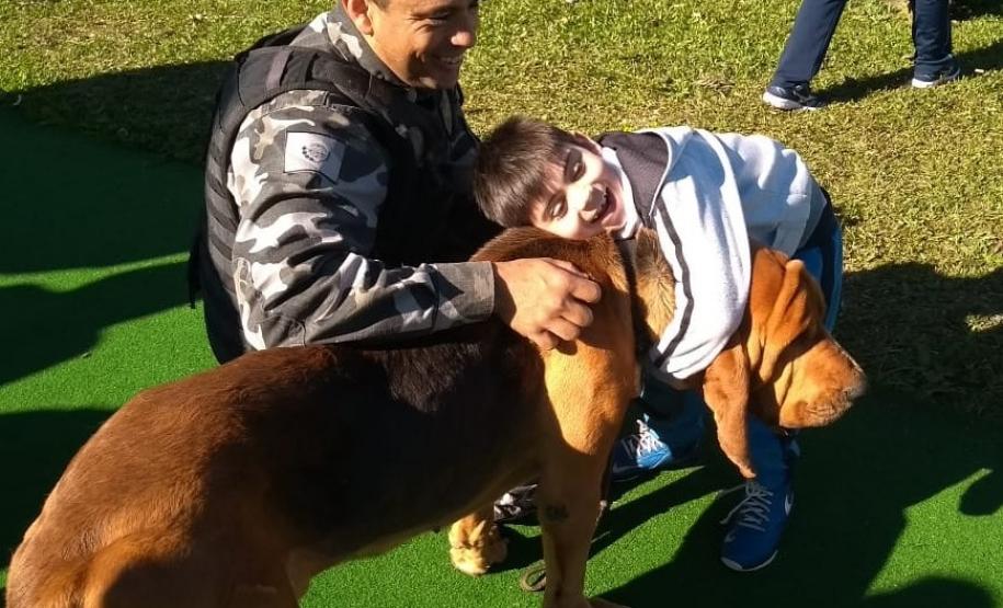 Policiais militares fazem a alegria de crianças durante visita na APACD, em Ponta Grossa Policiais militares fazem a alegria de crianças durante visita na APACD, em Ponta Grossa