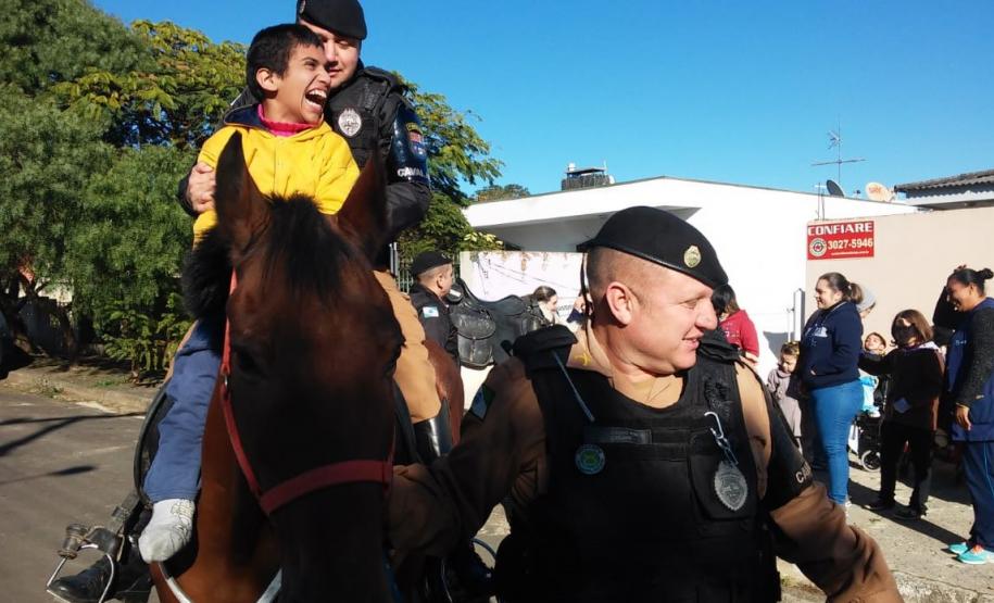 Policiais militares fazem a alegria de crianças durante visita na APACD, em Ponta Grossa Policiais militares fazem a alegria de crianças durante visita na APACD, em Ponta Grossa