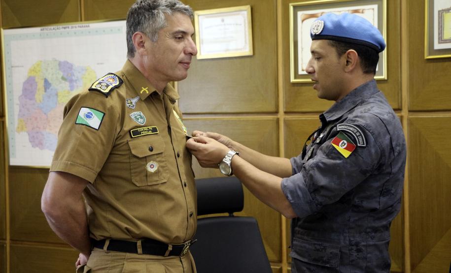 Curitiba, 19 de julho de 2019. Comandante-Geral da PMPR é condecorado pelo Instituto Boina Azul. Foto: Cel Pericles de Matos, Comandante-Geral da PMPR, recebendo a Medalha de Grau Cavaleiro.