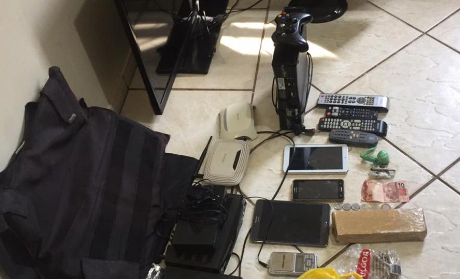 Ao cumprir Mandado de Busca e Apreensão, PM prende dois homens e apreende drogas nos Campos Gerais