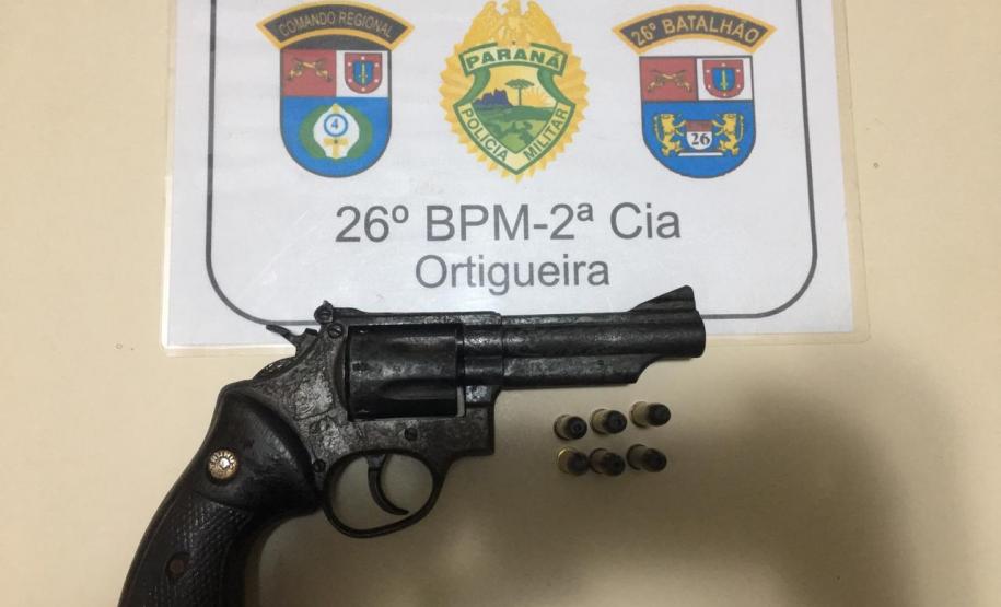 Três homens são presos e arma de fogo é apreendida pela PM nos Campos Gerais Três homens são presos e arma de fogo é apreendida pela PM nos Campos Gerais