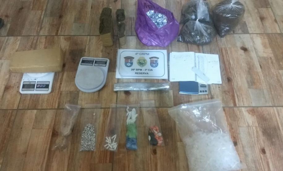 PM apreende mais de cinco quilos de drogas após denúncia nos Campos Gerais PM apreende mais de cinco quilos de drogas após denúncia nos Campos Gerais