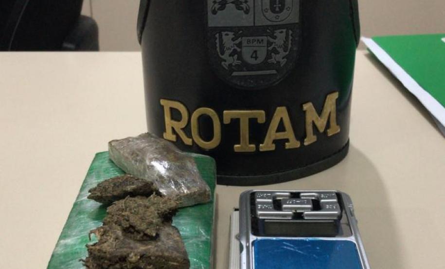 Tráfico de drogas é combatido pela PM em Mandaguaçu (PR) e três pessoas são encaminhadas Tráfico de drogas é combatido pela PM em Mandaguaçu (PR) e três pessoas são encaminhadas