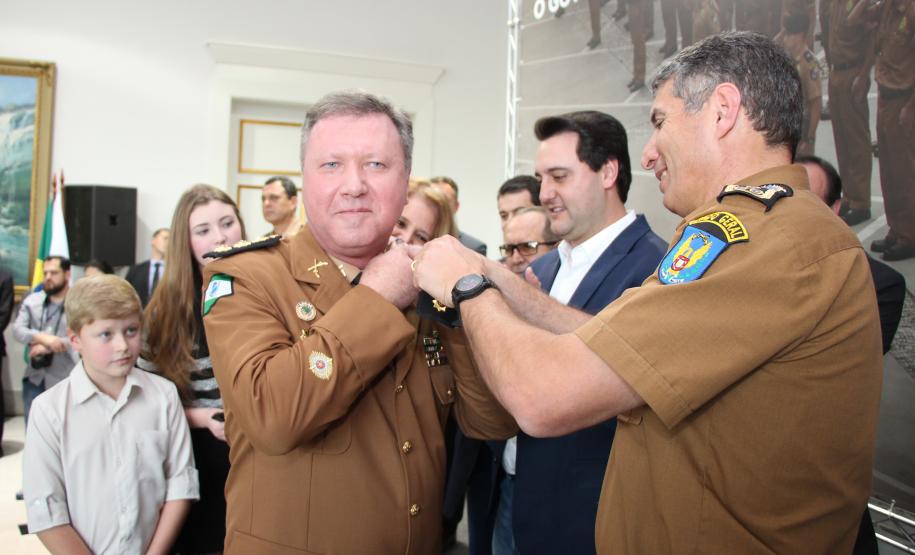 Curitiba, 24 de julho de 2019.  Assinatura de Promoções. Foto: Governador Ratinho jr. e Comandante Geral Cel Pericles colocando a luva de promoção no Cel Rothenburg.