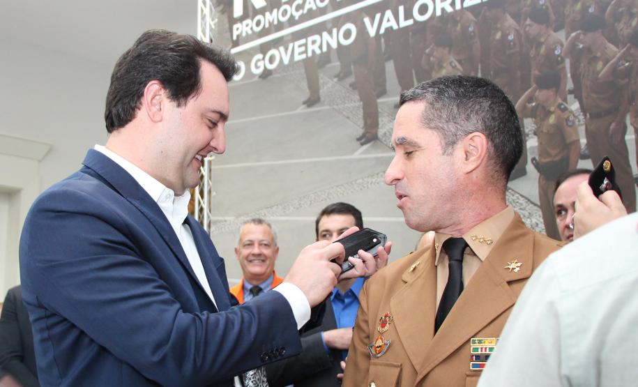 Curitiba, 24 de julho de 2019.  Assinatura de Promoções. Foto: Governador Ratinho jr. colocando a luva de promoção em um Policial Militar.
