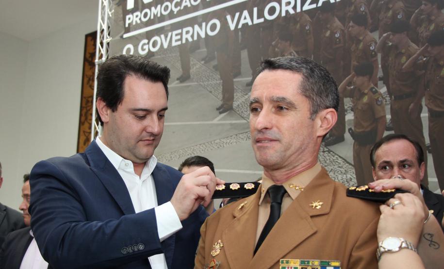 Curitiba, 24 de julho de 2019.  Assinatura de Promoções. Foto: Governador Ratinho Jr. Colocando luva da Promoção em um Policial Militar.