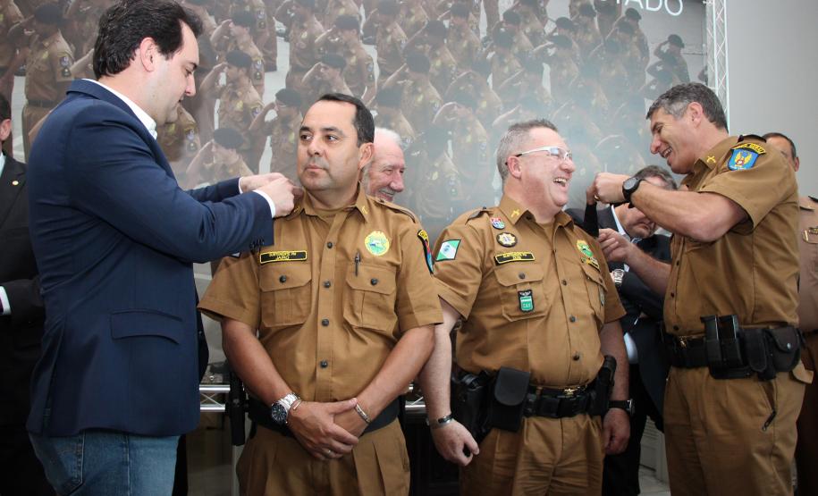 Curitiba, 24 de julho de 2019.  Assinatura de Promoções. Foto: Governador Ratinho Jr. e Cel Pericles Colocando luvas nos Policias Militares Promovidos