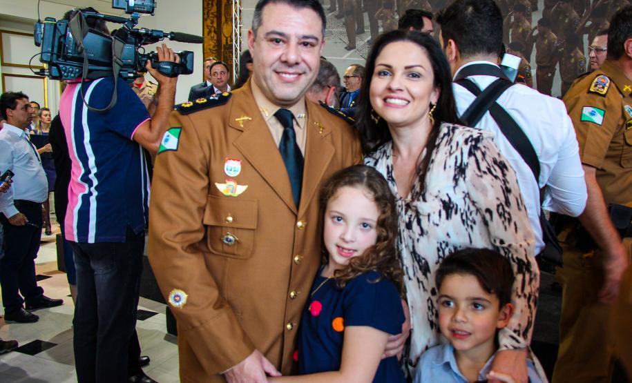 Curitiba, 24 de julho de 2019.  Assinatura de Promoções. Foto: Ten Cel Garret, esposa e filhos.