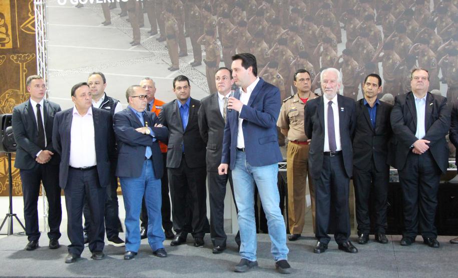 Curitiba, 24 de julho de 2019.  Assinatura de Promoções. Foto: Governador Ratinho Jr. e demais autoridades.