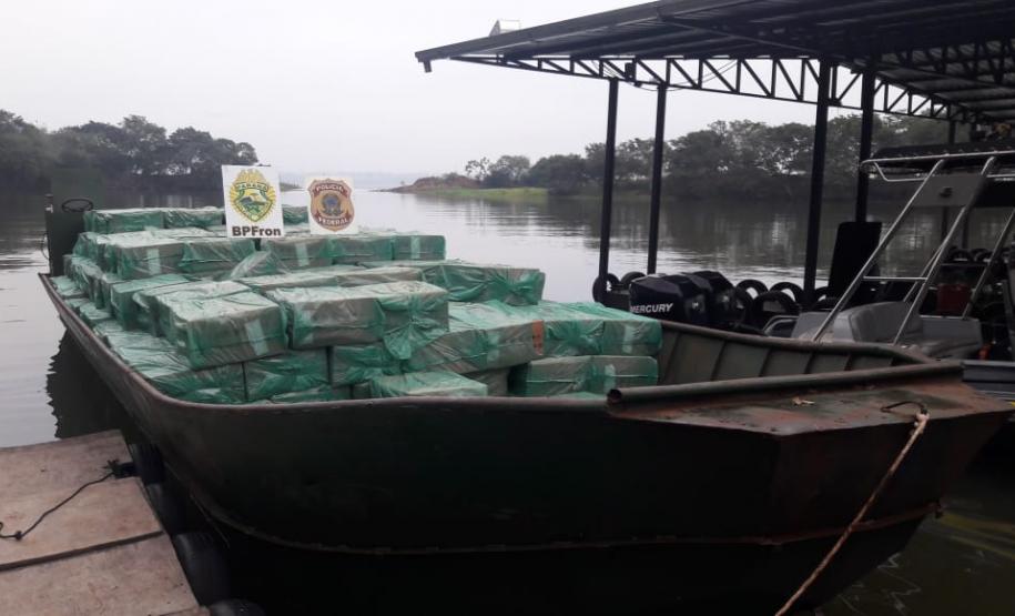 Apreensão de 700 caixas de cigarros gera prejuízo de quase R$ 2 milhões a quadrilha que praticava contrabando em Guaíra (PR) Apreensão de 700 caixas de cigarros gera prejuízo de quase R$ 2 milhões a quadrilha que praticava contrabando em Guaíra (PR)