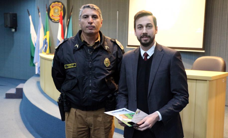 Foz do Iguaçu, 25 de julho de 2019. Simpósio de Operações Policiais Militares de Fronteira. Foto: Cel. QOPM Péricles de Matos, Comandante-Geral da PMPR, faz a entrega do certificado de agradecimento ao Exmo. Sr. Juiz Federal Dr. Gustavo Chies Cignachi.
