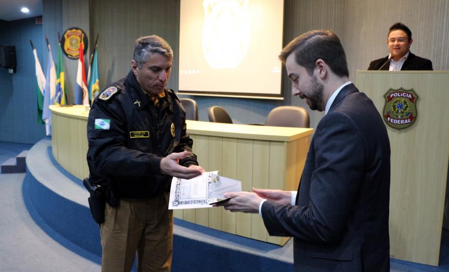 Foz do Iguaçu, 25 de julho de 2019. Simpósio de Operações Policiais Militares de Fronteira. Foto: Cel. QOPM Péricles de Matos, Comandante-Geral da PMPR, faz a entrega do certificado de agradecimento ao Exmo. Sr. Juiz Federal Dr. Gustavo Chies Cignachi.