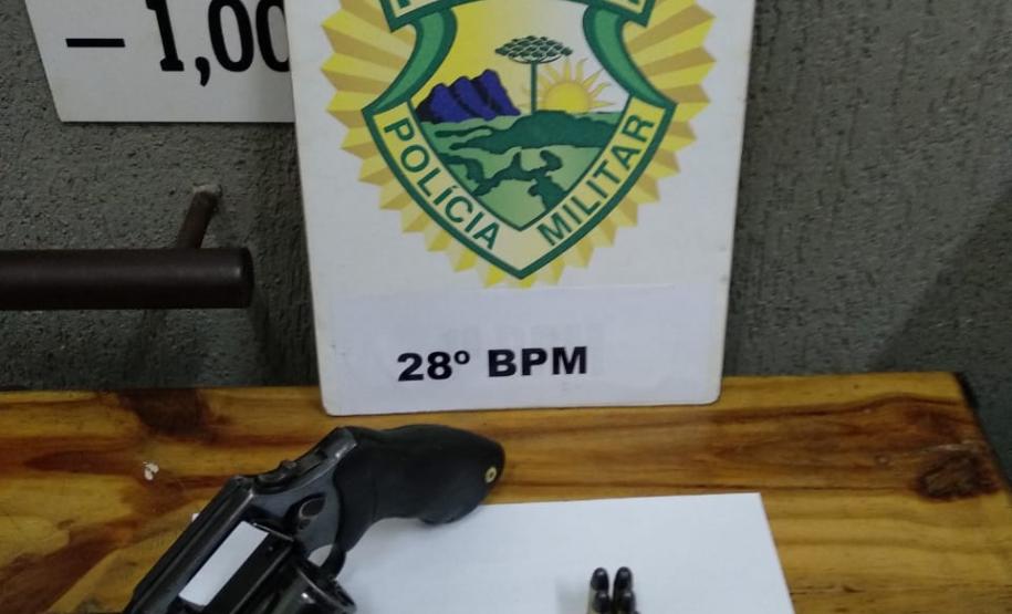 Revólver é aprendido com foragido da justiça na Lapa