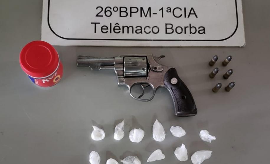 Dois homens são presos e arma de fogo é apreendida pela PM nos Campos Gerais Dois homens são presos e arma de fogo é apreendida pela PM nos Campos Gerais