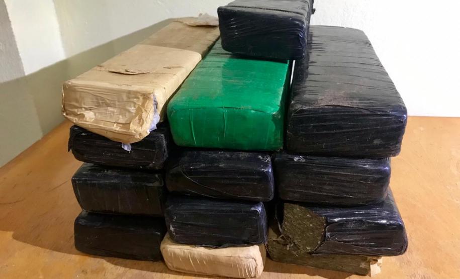 No Oeste do estado, mais de 20 quilos de maconha são apreendidos por policiais militares em situações distintas No Oeste do estado, mais de 20 quilos de maconha são apreendidos por policiais militares em situações distintas