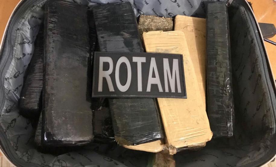 No Oeste do estado, mais de 20 quilos de maconha são apreendidos por policiais militares em situações distintas No Oeste do estado, mais de 20 quilos de maconha são apreendidos por policiais militares em situações distintas