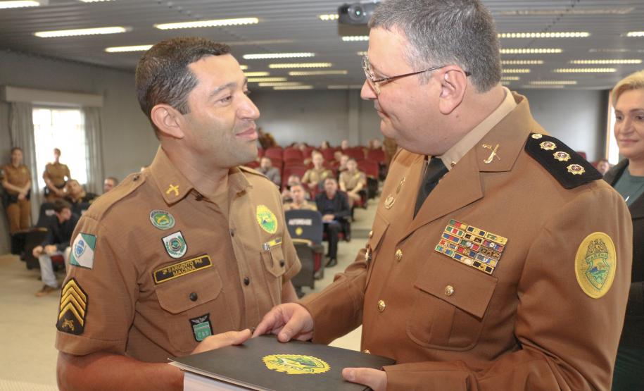 Curitiba, 30 de julho de 2019.  Passagem de Comando Diretoria de Finanças. Foto: Cel. Mauricio recebendo homenagem do 2°Sgt Macena.