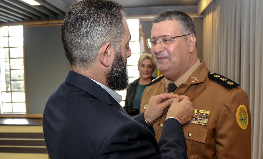 Curitiba, 30 de julho de 2019.  Passagem de Comando Diretoria de Finanças. Foto: Cel. Mauricio Recebendo PEN(broche) da PMPR.