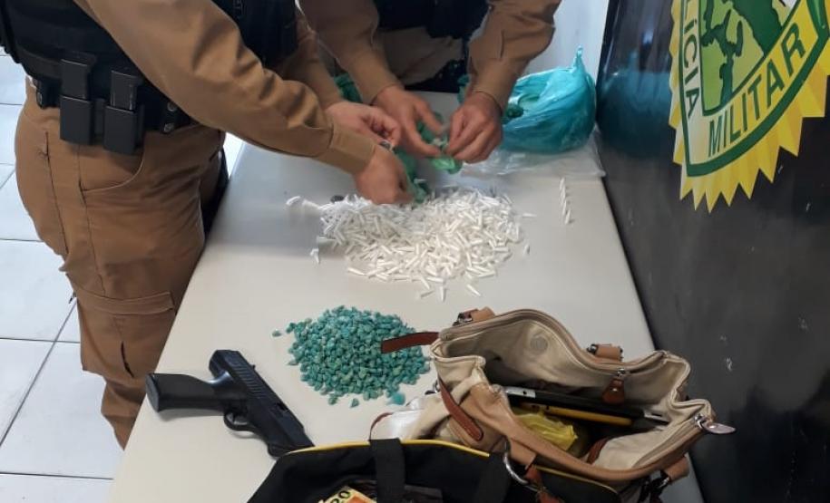 ROCAM apreende mais de mil pinos de cocaína e 640 pedras de crack em abordagem no bairro Prado Velho, em Curitiba ROCAM apreende mais de mil pinos de cocaína e 640 pedras de crack em abordagem no bairro Prado Velho, em Curitiba