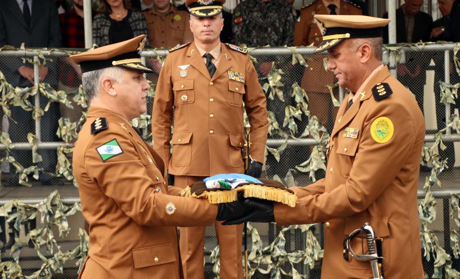 São José dos Pinhais, 02 de agosto de 2019.  Passagem de Comando do 6º CRPM. Foto: Cel. QOPM Valterlei Mattos de Souza entrega a insignia de Comandante do 6º CRPM ao Cel. QOPM Nivaldo Marcelos da Silva.