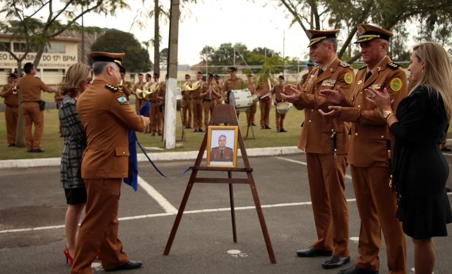 São José dos Pinhais, 02 de agosto de 2019.  Passagem de Comando do 6º CRPM. Foto: Cel. QOPM Valterlei Mattos de Souza, Cel. QOPM Pericles de Matos, Comandante-Geral da PMPR, e o Cel. QOPM Nivaldo Marcelos da Silva, Comadandante do 6º CRPM, inauguram a fotografia do mural de ex-Comandantes do 6º CRPM.