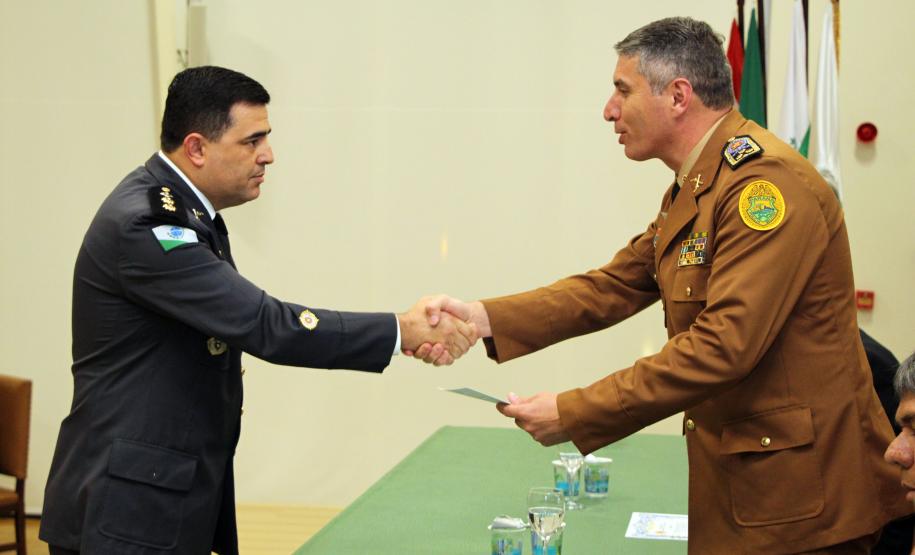 Curitiba, 02 de agosto de 2019. Formatura do CSP turma 2019. Foto: Comandante-Geral da PMPR, Cel. QOPM Péricles de Matos, faz a entrega do diploma a um dos formandos.