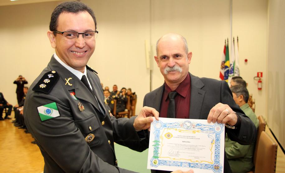 Curitiba, 02 de agosto de 2019. Formatura do CSP turma 2019. Foto: Deputado Federal Sargento Fahur faz a entrega do Diploma ao seu irmão, Ten.-Cel. QEOPM Marco Aurelio Fahur.