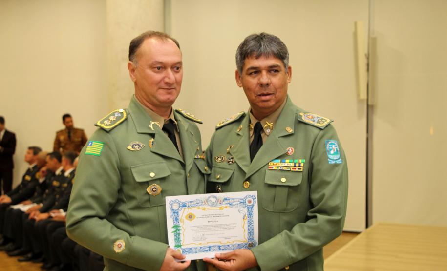Curitiba, 02 de agosto de 2019. Formatura do CSP turma 2019. Foto: Cel  PM Lindomar Castilho Melo, Comandante-Geral da PM do Estado do Piauí, faz a entrega do Diploma ao Ten.-Cel. PM Paulo de Deus Barbosa da Mota, formando da Turma 2019 do CSP.