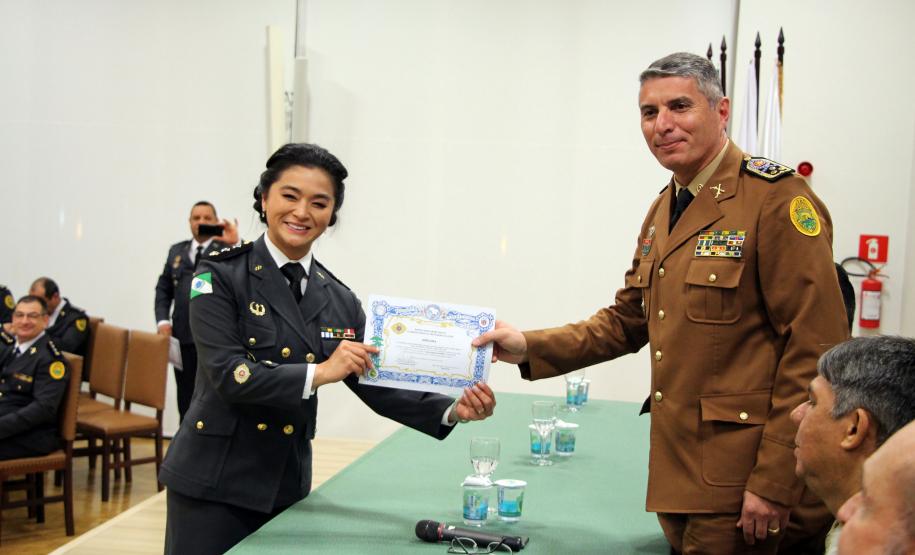 Curitiba, 02 de agosto de 2019. Formatura do CSP turma 2019. Foto: Maj. QOS Dentista Letícia Chun Pei Pan, primeira colocada do CSP 2019, recebendo o Diploma das mãos do Cel. QOPM Péricles de Matos, Comandante-Geral da PMPR.