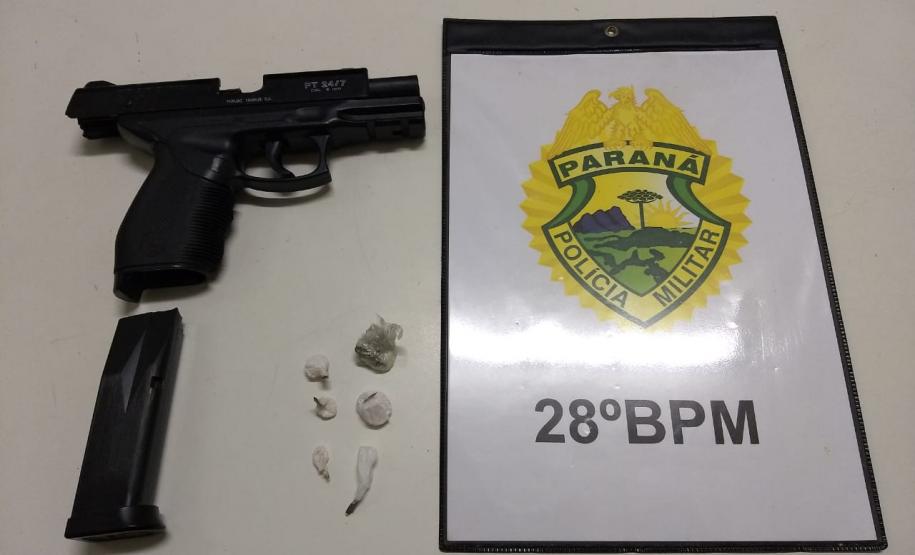 Duas adolescente e um homem são apreendidos com um simulacro de arma de fogo na Lapa (PR)