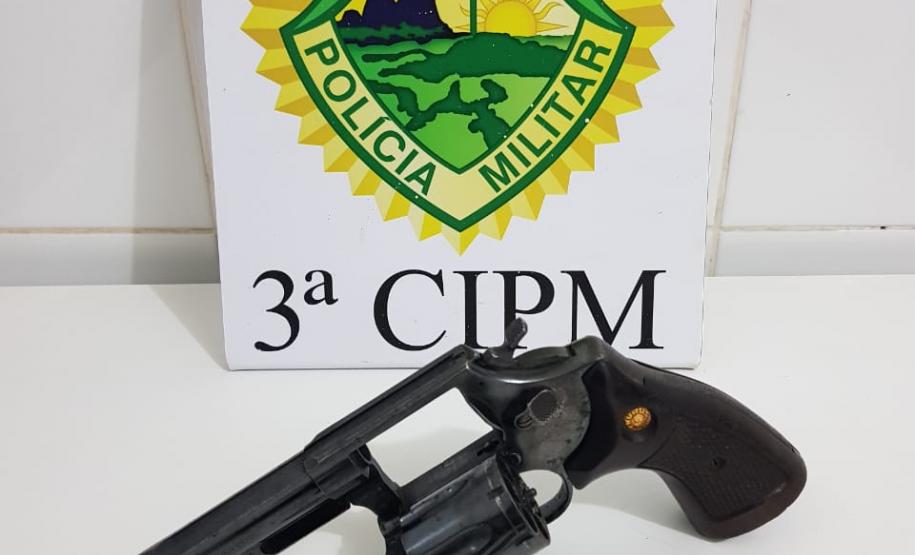 Homem é preso pela PM por violência doméstica e porte ilegal de arma de fogo em Santa Cruz de Monte Castelo (PR)