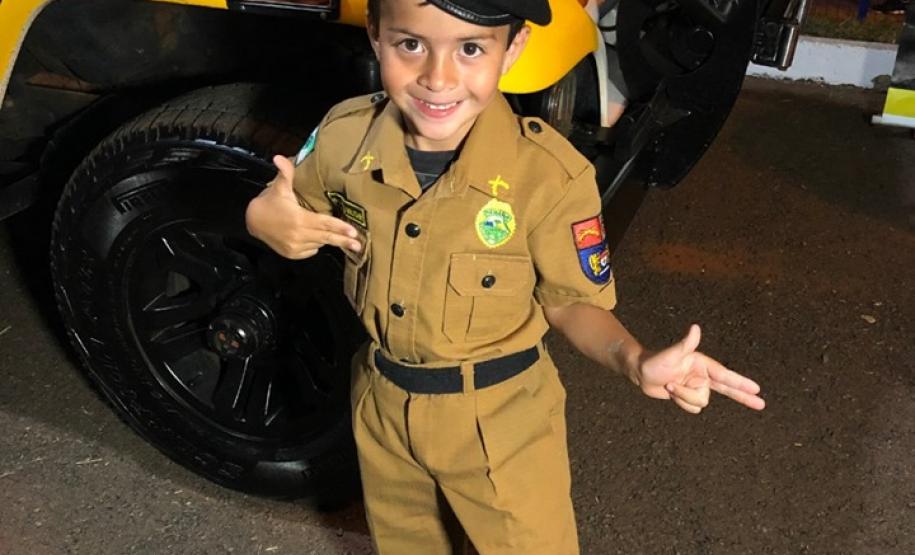 Batalhão da PM faz a alegria das crianças com fardas infantis durante a festa de aniversário da cidade de Cianorte (PR) Batalhão da PM faz a alegria das crianças com fardas infantis durante a festa de aniversário da cidade de Cianorte (PR)