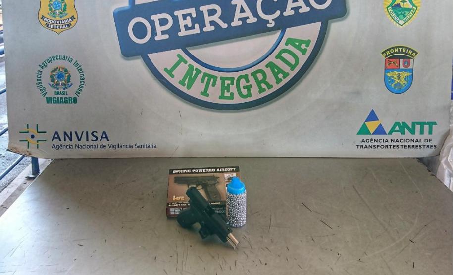 BPFron apreende arma de brinquedo durante a Operação Hórus Sul em Foz do Iguaçu (PR)