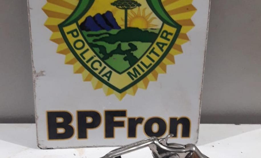Homem é preso pelo BPFron por porte ilegal de arma de fogo em São José das Palmeiras (PR) Homem é preso pelo BPFron por porte ilegal de arma de fogo em São José das Palmeiras (PR)