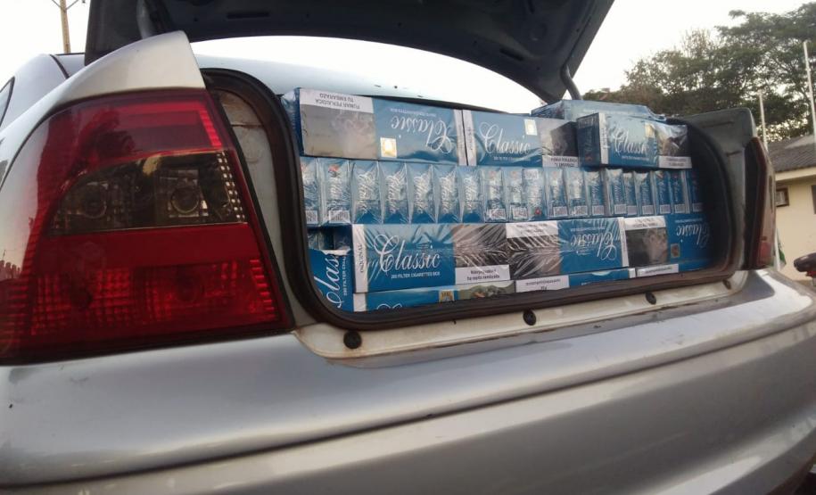 Em ações distintas, PM de Toledo (PR) prende dois homens e apreende caixas de cigarros e cocaína