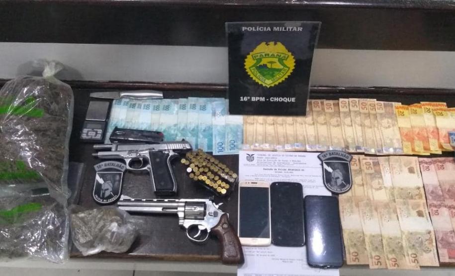 Morador é preso com quase um quilo de maconha e outros objetos dentro de casa em Guarapuava (PR) Morador é preso com quase um quilo de maconha e outros objetos dentro de casa em Guarapuava (PR)