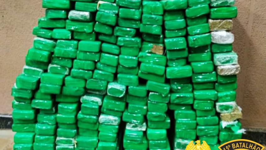Mais de 100 quilos de maconha são localizados pela PM em Apucarana (PR) e duas pessoas acabam presas