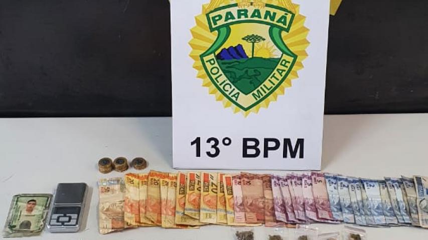 Dupla envolvida com o tráfico de drogas é encaminhada pela PM no bairro Tatuquara, em Curitiba