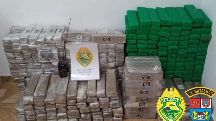 Dupla capota carro com mais de 200 quilos de maconha em Cândido de Abreu