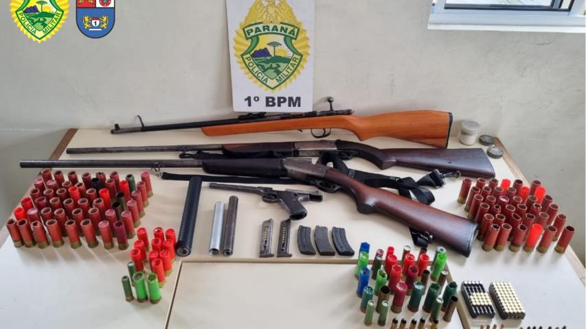 Nos Campos Gerais, PM prende homem e apreende quatro armas de fogo e munições